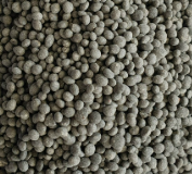 Granulés gris-vert d’engrais binaire azote-phosphore soufré